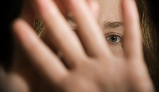 O tânără ar fi fost agresată sexual de şoferul unui microbuz, pe ruta Murfatlar-Constanța. Poliţia a intrat pe fir