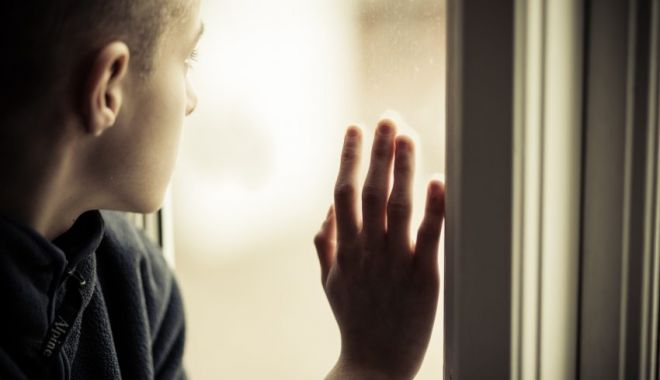 Doi părinți au fost condamnați după ce și-au hărțuit fiul gay ca să devină heterosexual