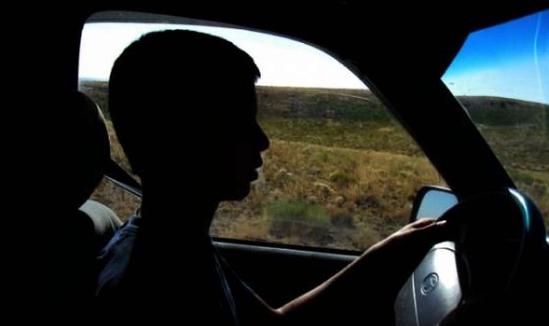 Un tată și-a lăsat fiul de 14 ani să conducă și a fost reținut - copillavolan-1775639183.webp
