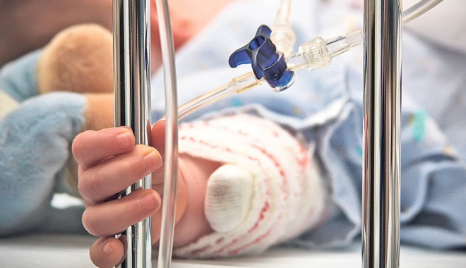 Fetiță în stare gravă la spital, după ce a fost bătută crunt de mamă - copilspital91331600-1474703361.jpg