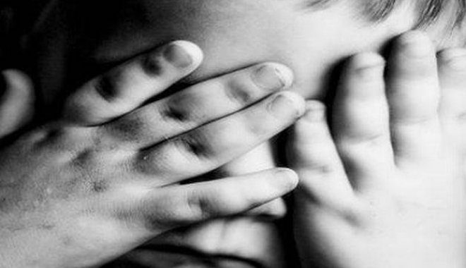 Un băiat de 9 ani a fost vândut pedofililor chiar de mama sa. Un nou caz șocant - copiltrist-1515700461.jpg