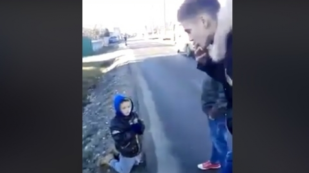 Copil umilit de mai mulți băieți! A fost pus să se roage în genunchi, apoi aruncat într-un șanț - copilumilit46903900-1549372870.jpg