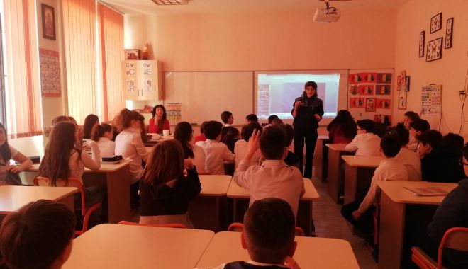 Clase de elevi din Constanța, vizitate de polițiști - copp-1552559626.jpg
