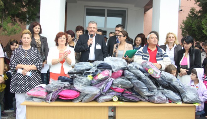 Cora le-a dat prilej de bucurie copiilor, în prima zi de școală - cora3-1347910479.jpg