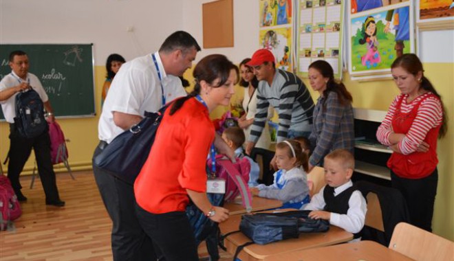 1.900 de ghiozdane donate în județul Constanța - coraajutascolile-1379350601.jpg