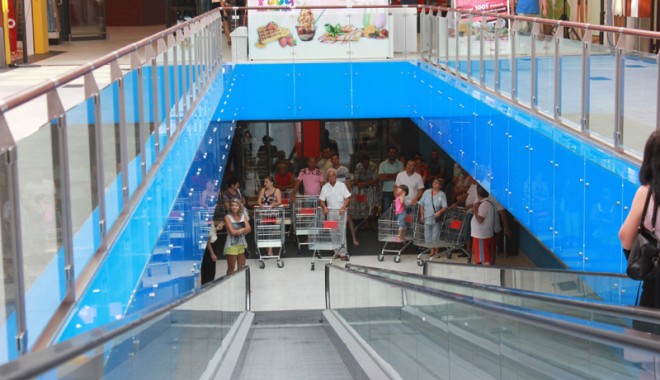 Îmbulzeală mare! S-a deschis centrul comercial Cora Brătianu - corabratianu3-1374766538.jpg