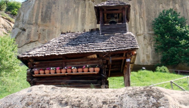 Singura biserică cu două altare - corbiidepiatra-1349445654.jpg