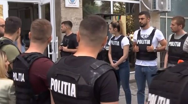 Mama fetiței de 12 ani găsită moartă în lada canapelei, a fost eliberată după 11 ore de audieri