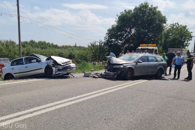 Doi copii şi patru adulţi, transportaţi la spital în urma unui accident rutier