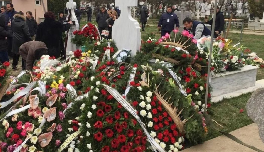 Coroanele de flori interzise la înmormântări în mai multe zone din România - coroane-1758012782.jpg