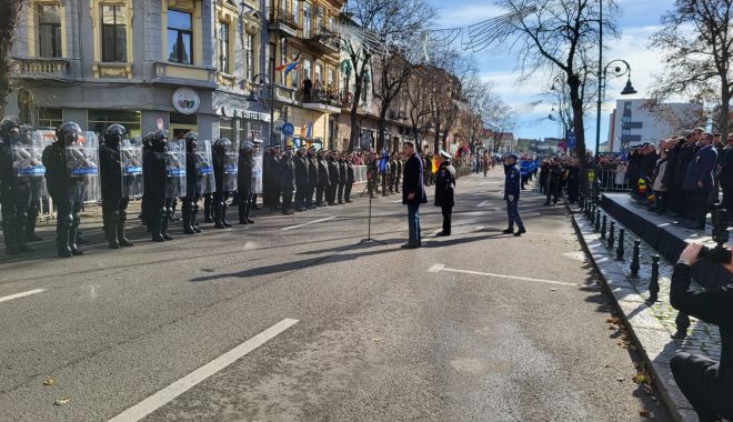 GALERIE FOTO Peste 1000 de constănțeni prezenți la parada militară de Ziua României - cosa-microfon-1701422262.jpg