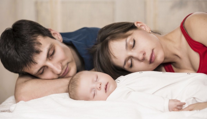 CAZ ȘOCANT. BEBELUȘ SUFOCAT, ÎN TIMP CE DORMEA CU TATĂL SĂU - cosleepingultotuldespremame-1499776205.jpg