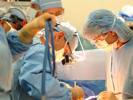 VIDEO: Caz șocant. A rămas cu sânii lipiți în urma unei operații estetice. Vezi aici imagini - cosmeticsurgerypoland-1317204657.jpg