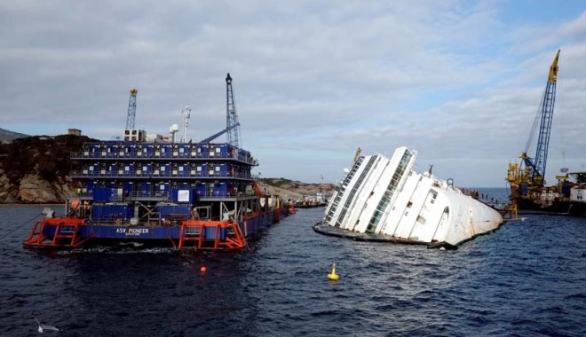 Au început operațiunile de repunere pe linia de plutire a epavei navei Costa Concordia - costa-1379359913.jpg