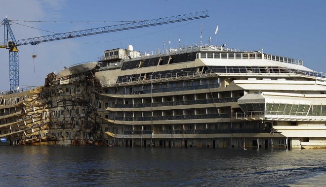 Costa Concordia, adus pe linia de plutire la doi ani și jumătate după naufragiu - costa-1405339547.jpg