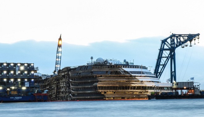 Costa Concordia, repusă pe linia de plutire - costaconcordia-1379442912.jpg
