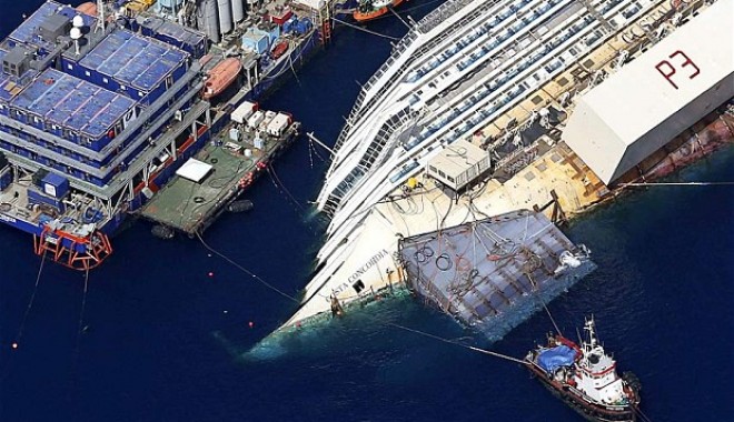 Epava pachebotului Concordia a intrat în portul Genova - costaconcordia2671084b-1406464932.jpg