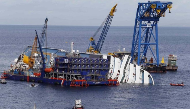 Marinari români participă la spectaculoasa salvare a epavei Costa Concordia - costaconcordiak3-1378051244.jpg