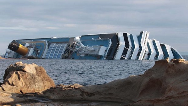 Stare de catastrofă ecologică în zona epavei Costa Concordia - costaconcordiashipwreckfromspace-1327152429.jpg