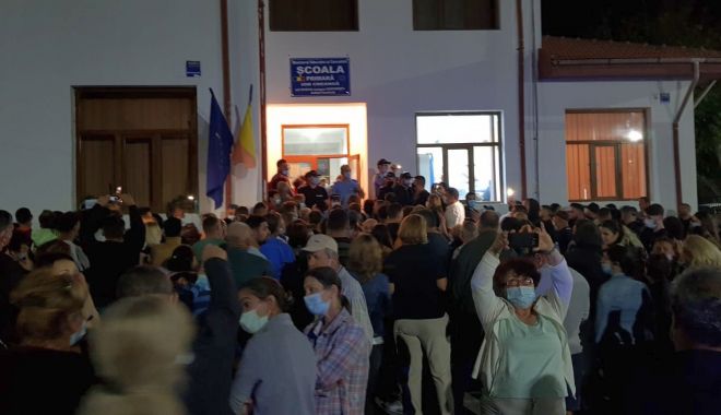 Revoltă la Costineşti. Oamenii scandează “Vrem să votăm!” - costinesti-1601229500.jpg