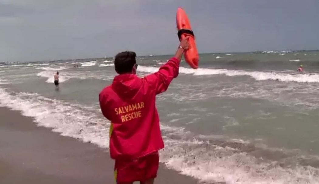 O altă tragedie era să se întâmple la Costinești. Copil de 11 ani salvat la limită din valuri - costinesti-1724690253.jpg