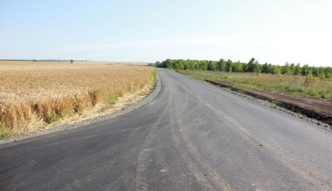 Șosele asfaltate până și pe câmp - Milioane de euro în drumurile Costineștiului - costinesti1-1373290754.jpg