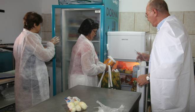 Litoralul, luat la bani mărunți de comisarii de la Protecția Consumatorului - costinesticontrolopcterasemancar-1430401819.jpg