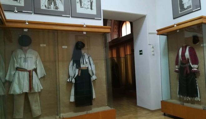 Haideți să admirați costumele populare românești! - costume1-1557513312.jpg
