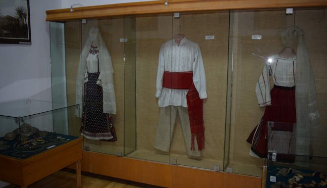 Să nu uităm tradiția! Costume de mare valoare, la Muzeul de Artă Populară - costume1-1606418717.jpg