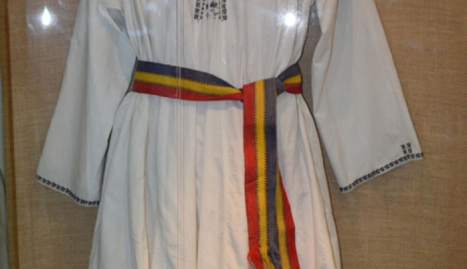 Tricolorul românesc, la loc de cinste  la Muzeul  de Artă Populară - costumpopular1-1512401391.jpg