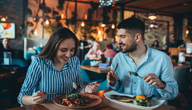 Astăzi începe prima ediție a Festivalului „Chifteluţele vesele” („Neşeli Köftecikler”) - coupleatrestaurantlead-1631257512.jpg