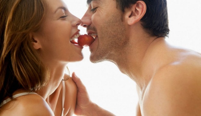 Condimente pentru o viață sexuală perfectă - coupleeatingastrawberry140957369-1411044067.jpg