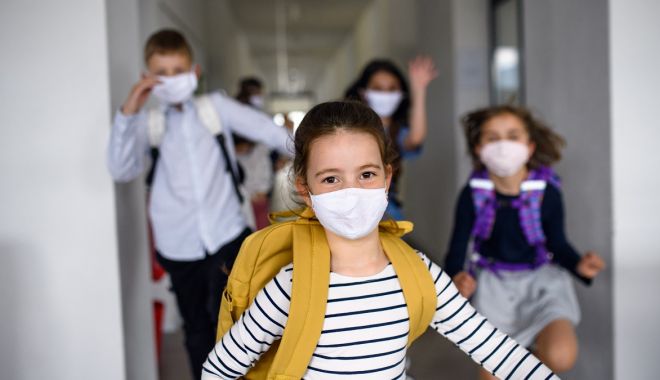 Criza Covid-19 a paralizat sistemele de învăţământ din întreaga lume - covidspecialsurveykidswithmasksr-1638852090.jpg