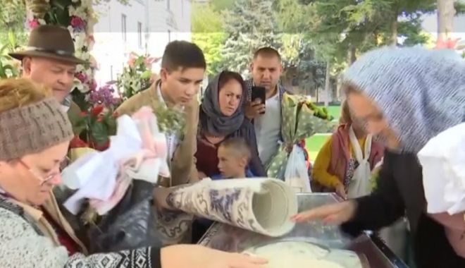 Un bărbat a venit cu un covor la moaștele Sfintei Parascheva: „L-a trimis fata mea”
