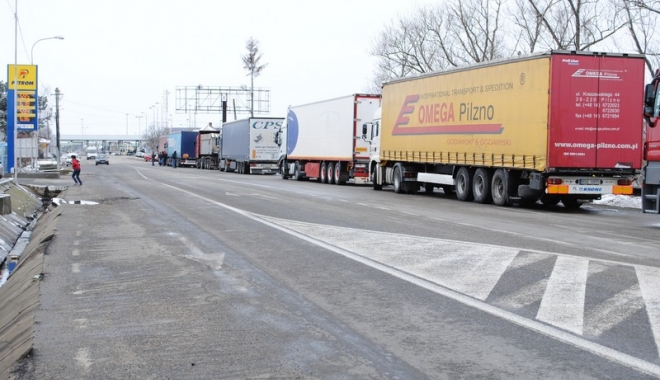 Coadă de TIR-uri de 25 de km la intrarea în țară - cozi-1485090686.jpg