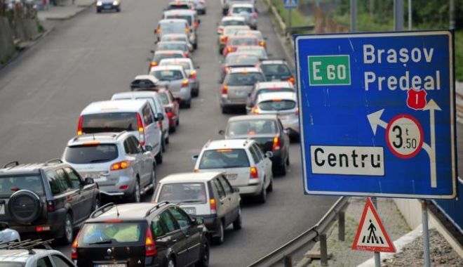 Minivacanța de Rusalii: Coloană de mașini de 6 km pe DN 1 - cozi-1527329002.jpg