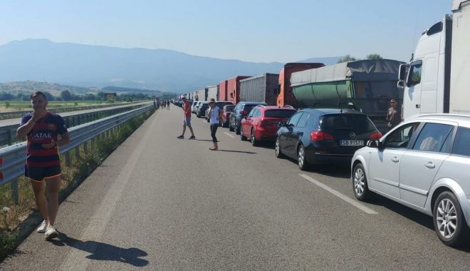 MAE: Coadă de 12 kilometri la granița între Bulgaria și Grecia. Se așteaptă șase ore - cozi-1593866317.jpg
