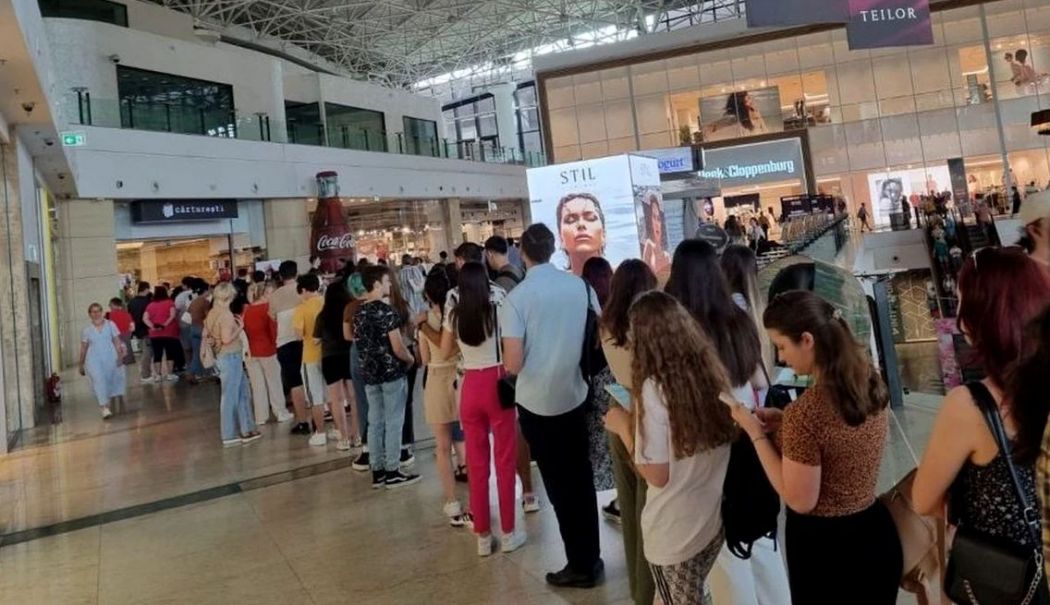 Cozi uriașe la cărțile oferite gratuit de librării celor care au votat