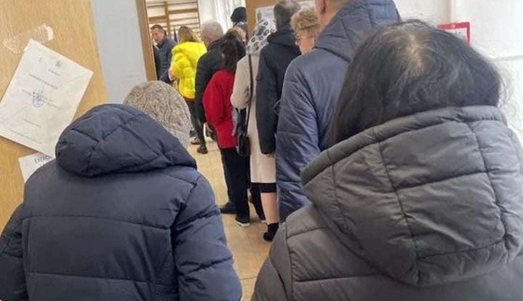 În mai multe secții, prezența de vot a depășit 100%. Unde e secția de vot cu prezență 242% - cozi-votare-1733071578.jpg
