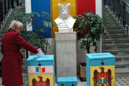 ALEGERI EUROPARLAMENTARE / Cozi la secțiile de votare de la Chișinău - cozilachisinau-1401011653.jpg