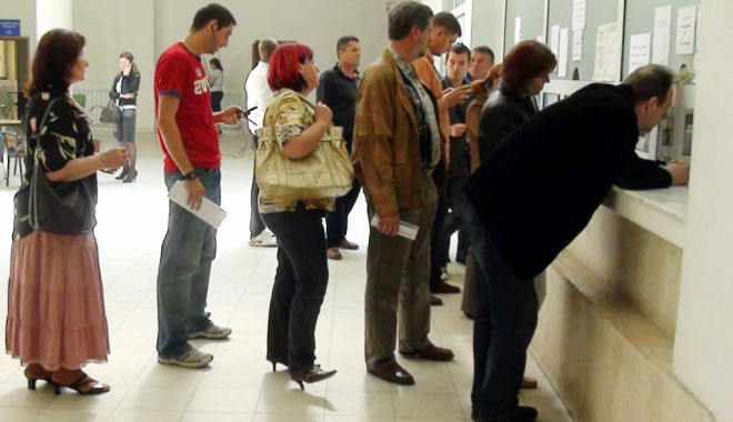 Constănțenii sunt inundați cu somații fiscale - cozilastatfiscanaf-1334072707.jpg