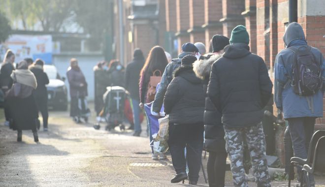 Cozi la băncile de alimente în Marea Britanie - cozipentrualimente-1636381683.jpg