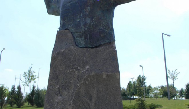 Președintele Ungariei a depus flori la statuia lui Marian Cozma - cozma-1366993764.jpg