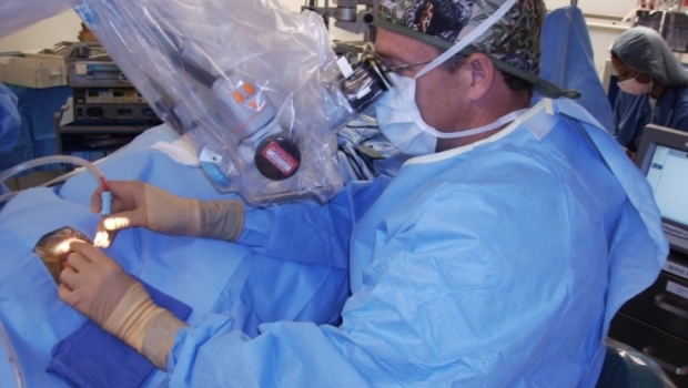 PREMIERĂ MONDIALĂ! Unui tânăr i s-au implantat urechile - cpremieramondialaimplantdeurechi-1495625198.jpg
