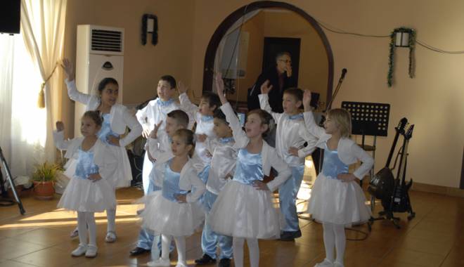Un Crăciun  mai frumos pentru copiii sărmani din Agigea și Mihail Kogălniceanu - craciunfericitrotarieni1-1418567151.jpg