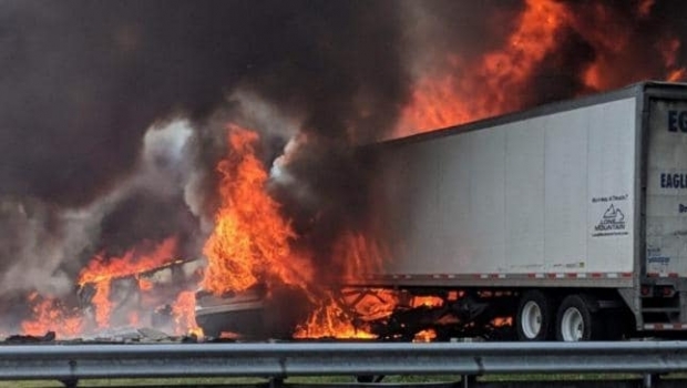 Accident cumplit pe autostradă: cinci copii și șoferii a două TIR-uri au MURIT pe loc - crashflorida87036500-1546774116.jpg