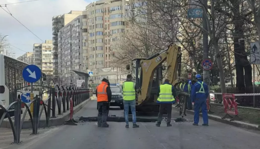 Crater pe un drum din București. Traficul restricționat și echipe de urgență la fața locului - crater-bucuresti-1773479436.webp