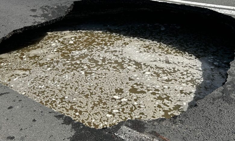 Trafic deviat între Năvodari și Lumina! Ploile au format un crater pe DN226