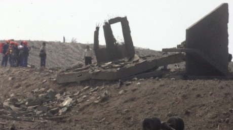 O româncă a fost rănită în explozia din Cipru - crater03642800-1310384238.jpg