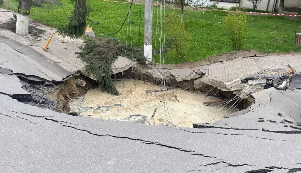 Autoritățile din Slănic-Prahova au găsit o soluție provizorie pentru craterul de 18 metri